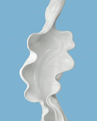 Milk pouring against a blue background in Kabrita's A2 protein ingredient section.Susu dituang dengan latar biru dalam bahagian ramuan protein A2 Kabrita.