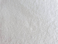 Close-up of fine white milk powder.Pandangan dekat serbuk susu putih yang halus.