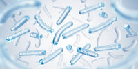 Illustration of blue rod-shaped bacteria in Kabrita's probiotic ingredient section. Ilustrasi bakteria biru berbentuk rod dalam bahagian ramuan probiotik Kabrita.
